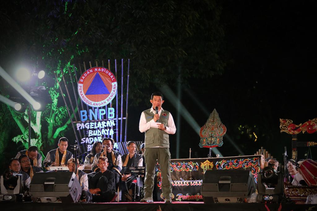 Kepala BNPB Letjen TNI Suharyanto S.Sos., M.M., memberikan sambutan dalam pagelaran Budaya Sadar Bencana (BSB) yang diinisiasi BNPB untuk memberikan edukasi dan literasi kebencanaan di Alun-alun Kabupaten Sumedang, Provinsi Jawa Barat, pada Sabtu (8/7). 